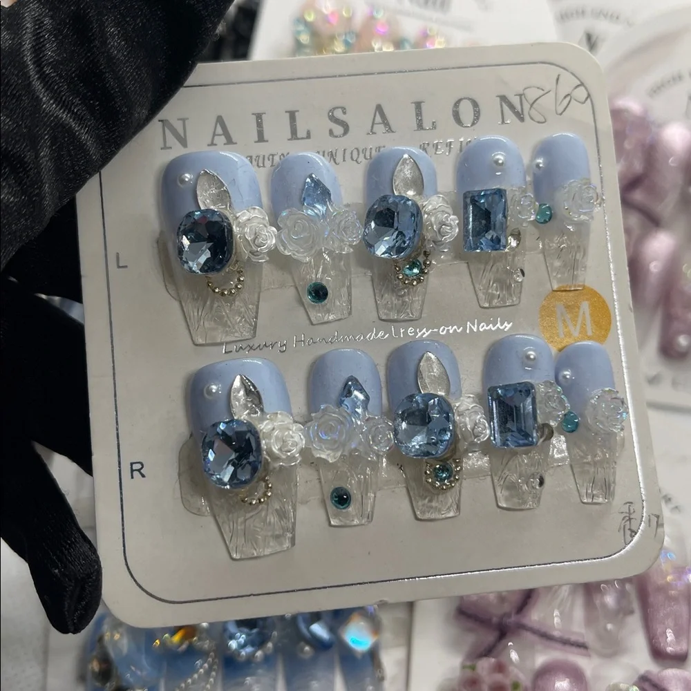 M size Elegant Blue and White Nail Art Set
